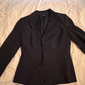 Black blazer y Tahari